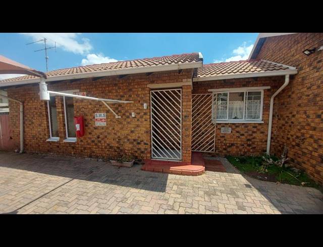 3 BEDROOM TOWNHOUSE FOR SALE IN BOKSBURG NORTH